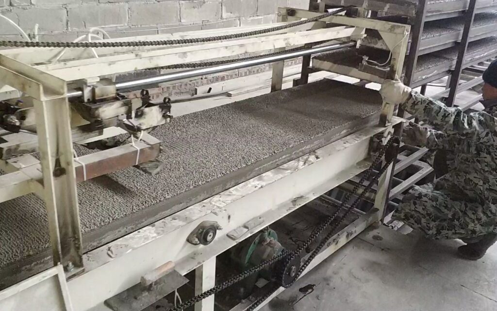 CQ免拆復(fù)合保溫模板朝欽節(jié)能廠家生產(chǎn)車間現(xiàn)場-20230911032300