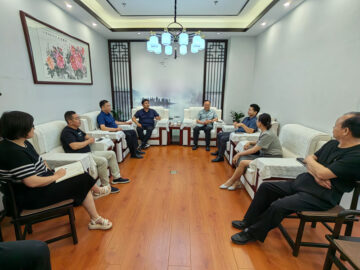 與鄭州工大科技總經(jīng)理王朝俊、副總經(jīng)理吳宏軍一行座談交流